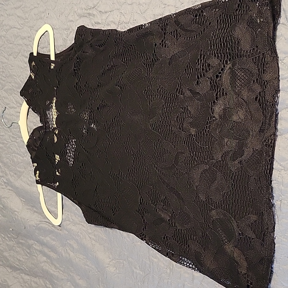 Black lace lined sleeless tank